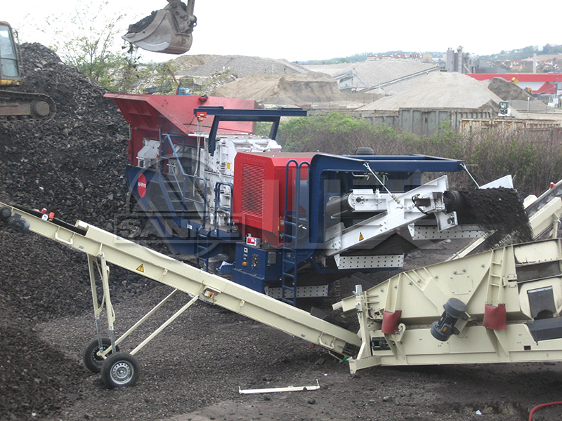 履帶式移動破碎機對比輪胎式移動破碎機有什么優(yōu)勢？